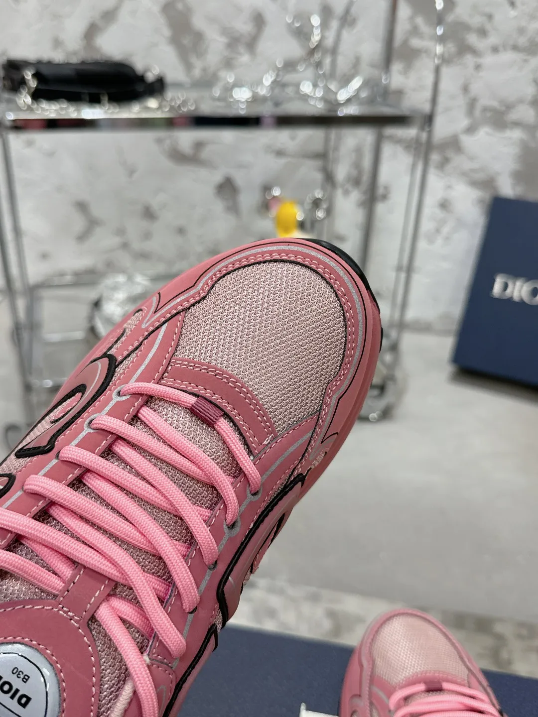 Men's men's shoes 💰600❤️❤️❤️High version Dior Dior's latest color matching B30 series reflective dad sneakers original 17380💰 purchased for development and production Brand new B30 sneakers Dad Shoes style shoes that follow the trend of the retro market The Dior logo on the tongue also indicates that this pair of shoes is the B30 model! B30 uses fine-textured leather and mesh cloth materials to form a shoe body. There are conspicuous letters CD on both sides of the shoe body to indicate identity. Many lines on the shoe body outline details to make the shoes look less monotonous and full of retro flavor. The delivery counter is exquisitely packaged🛍📦 ▪️Fabric: Original customized technical fabric + mesh ▪️Inner lining: Customized breathable lining ▪️Outsole: Original molded IP foam + TPU outsole ▪️Sole thickness: 3.5CM ▪️Size: Women’s size 35-40 / Men’s size 39-46